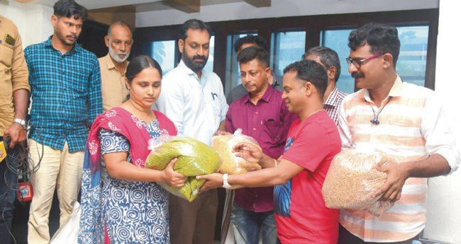 ദു​രി​ത​ബാ​ധി​ത​ർ​ക്കു സ​ഹാ​യ​വു​മാ​യി ന​ട​ൻ ധ​ർ​മ​ജ​നും