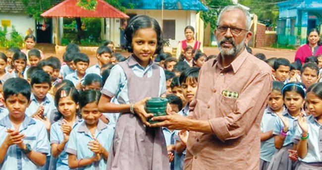 കേരളത്തിനായി സ്നേഹത്തിന്‍റെ കുടുക്ക നല്‌കി കുഞ്ഞുകൈകൾ