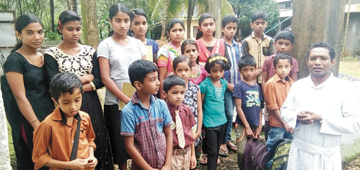 കു​ട്ടി​ക​ൾ​ക്കാ​യി പു​ഴ നീ​ന്തി​ക്ക​ട​ന്ന് വൈ​ദി​ക​ൻ