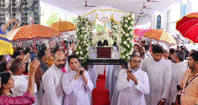 പള്ളിമണി മുഴങ്ങി, വിലാപഗാനമുയര്‍ന്നു ദുഃഖസാഗരമായി നഗരികാണിക്കല്‍