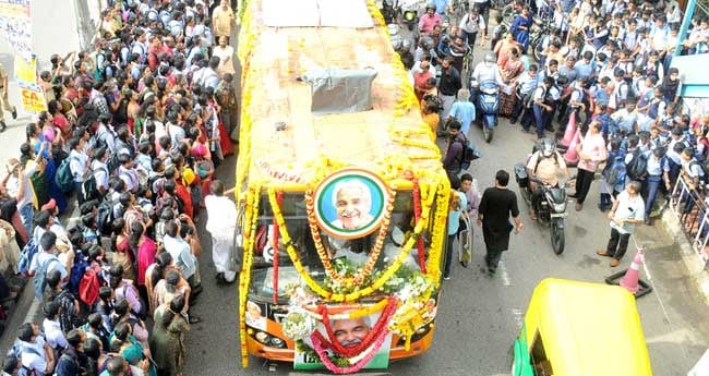 വി​കാ​രം അ​ണ​പൊ​ട്ടി; കൂ​പ്പു​കൈ​ക​ളു​മാ​യി നേ​താ​ക്ക​ൾ