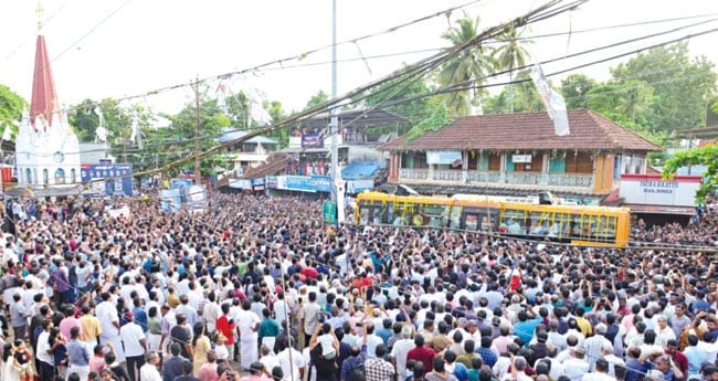 സ്‌നേഹമതില്‍ തീര്‍ത്ത് കേരളം