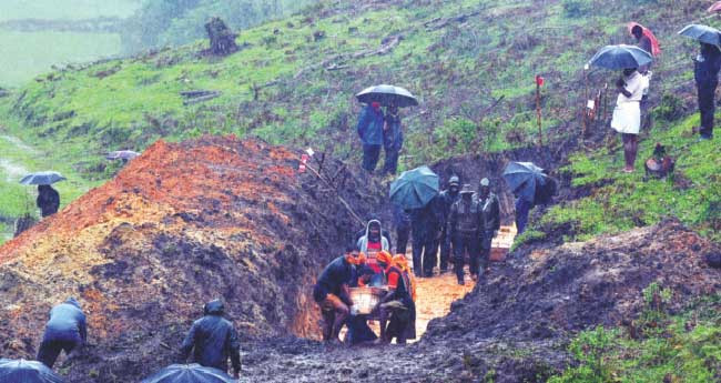 പെ​​​ട്ടി​​​മു​​​ടി ദു​​​ര​​​ന്തം: മൃ​​​​ത​​​​ദേ​​​​ഹ​​​​ങ്ങ​​​​ൾ മ​​​​റ​​​​വു ചെ​​​​യ്യു​​​​ന്ന​​​​ത് ഒ​​​​രു​​​​ കു​​​​ഴി​​​​യി​​​​ൽ