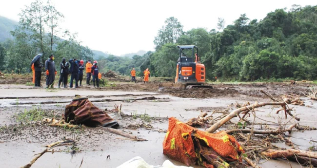 പെട്ടിമുടി: മു​​​​​​​​​​ഴു​​​​​​​​​​വ​​​​​​​​​​ൻ പേ​​​​​​​​​​രെ​​​​​​​​​​യും ക​​​​​​​​​​ണ്ടെ​​​​​​​​​​ത്താ​​​​​​​​​​നു​​​​​​​​​​ള്ള സാ​​​​​​​​​​ധ്യ​​​​​​​​​​ത മ​​​​​​​​​​ങ്ങു​​​​​​​​​​ന്നു