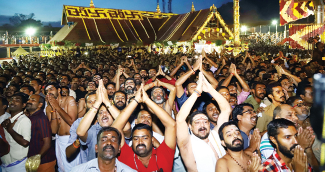 പൊന്നമ്പലമേട്ടിൽ മകരജ്യോതി ദർശിച്ച് ഭക്തലക്ഷങ്ങൾ