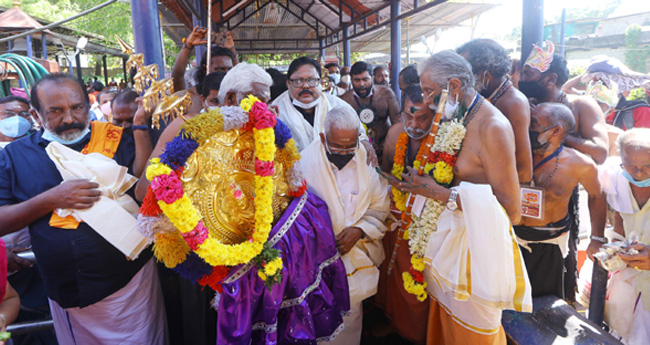 തി​രു​വാ​ഭ​ര​ണ ഘോ​ഷ​യാ​ത്ര ശ​ബ​രി​മ​ല​യി​ലേ​ക്ക്