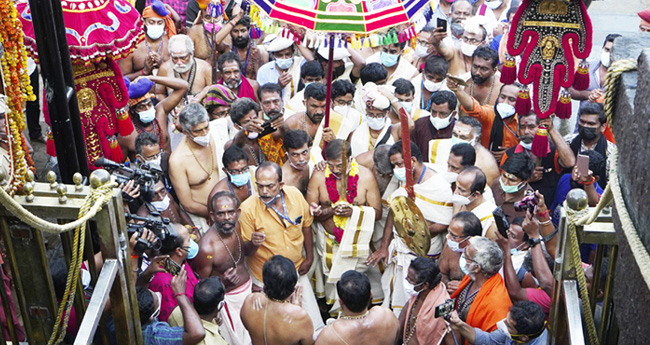 പ​ന്ത​ളം രാ​ജ​പ്ര​തി​നി​ധി​യെ ശ​ബ​രി​മ​ല​യി​ൽ വ​ര​വേ​റ്റു