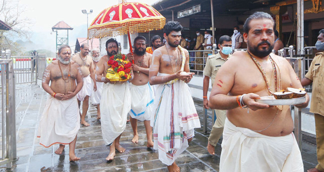 മ​ഴ മാ​റി, മാ​നം തെ​ളി​ഞ്ഞു; സു​ഖ​ദ​ര്‍​ശ​ന നി​റ​വി​ല്‍ അ​യ്യ​പ്പ​ന്മാ​ര്‍