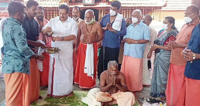 1008 നെ​​യ്ത്തേ​​ങ്ങ​​ക​​ളു​​മാ​​യി സോ​​മ​​നാ​​ചാ​​രി ശ​​ബ​​രി​​മ​​ല​​യ്ക്ക്