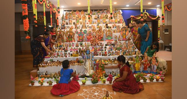 ന​വ​രാ​ത്രി ഉ​ത്‌​സ​വ​രാ​വു​ക​ളി​ലെ ബൊ​മ്മ​ക്കൊ​ലു