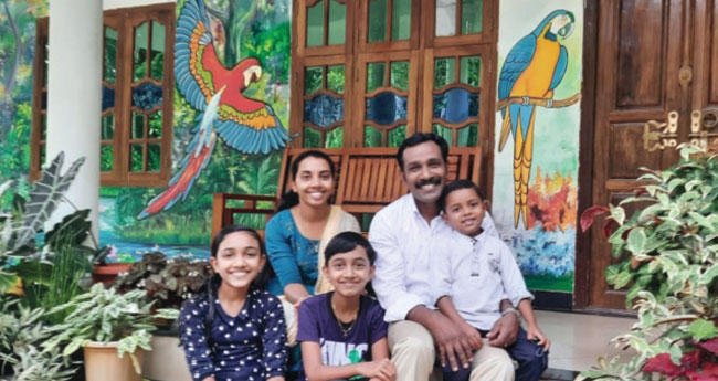 പു​ൽ​പ്പ​ള്ളി​യിലെ  "ചി​ത്ര​വീ​ട്