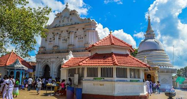 ക​ഴു​ക​ന്മാ​ര്‍ വ​ട്ട​മി​ടു​ന്ന ധ​ര്‍​മ​ഭൂ​മി -01