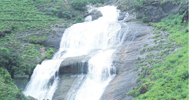 പാ​ൽ​പ്പു​ഴ പോ​ലൊ​രു  പാ​ലൊ​ഴു​കും​പാ​റ