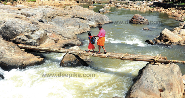 മഹാപ്രളയത്തിൽ പാലം പോയി;  നൂറാംദിനത്തിലും ദുരിതയാത്ര ബാക്കി