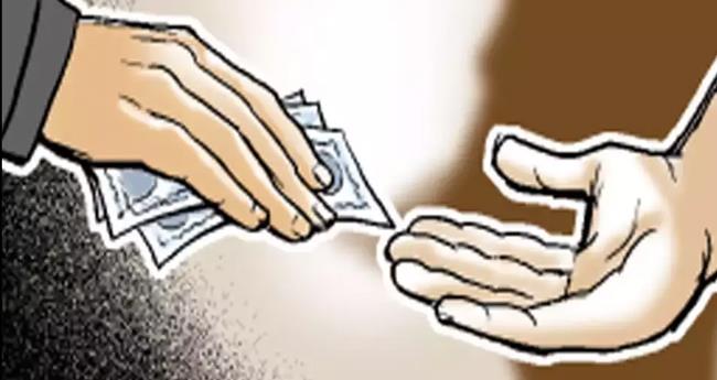 രാഷ്‌ട്രീയധൂർത്തിന്‍റെ പിന്നാന്പുറം: ഇ​ഷ്‌ട​ക്കാ​ർ​ക്ക് വാ​രി​ക്കോ​രി!