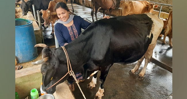 പാ​ലി​ലും അ​ധ്യാ​പ​ന​ത്തി​ലും മാ​യം ചേ​ർ​ക്കാ​ത്ത രൂ​പ ടീ​ച്ച​ർ