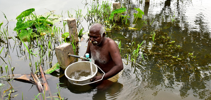 കു​ടി​വെ​ള്ളം കൊ​തി​ച്ച് പ്ര​ള​യ​ബാ​ധി​ത​ർ