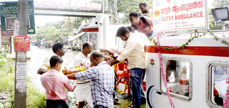 ദു​രി​ത മേ​ഖ​ല​യി​ലേ​ക്ക് ജല ആം​ബു​ല​ൻ​സ് എത്തി