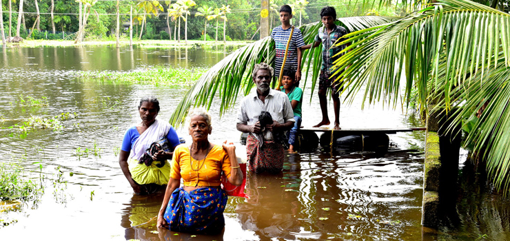 മ​ഴ​ക്കെ​ടു​തി: ജി​ല്ല​യി​ൽ ഒ​രു ല​ക്ഷ​ത്തോ​ളം വീ​ടു​ക​ൾ​ക്ക് ഭാ​ഗി​ക നാ​ശം; മെ​ഡി​ക്ക​ൽ സം​ഘ​ത്തി​ന് കൂ​ടു​ത​ൽ ബോ​ട്ടു​ക​ൾ