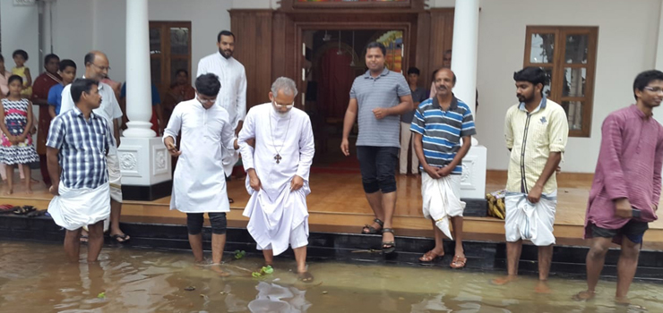 അ​​ടു​​ത്ത ഞാ​​യ​​റാ​​ഴ്ച​​ത്തെ സ്തോത്രക്കാഴ്ച ദു​​രി​​താ​​ശ്വാ​​സ​​ത്തി​​ന്: മാ​​ർ പെ​​രു​​ന്തോ​​ട്ടം