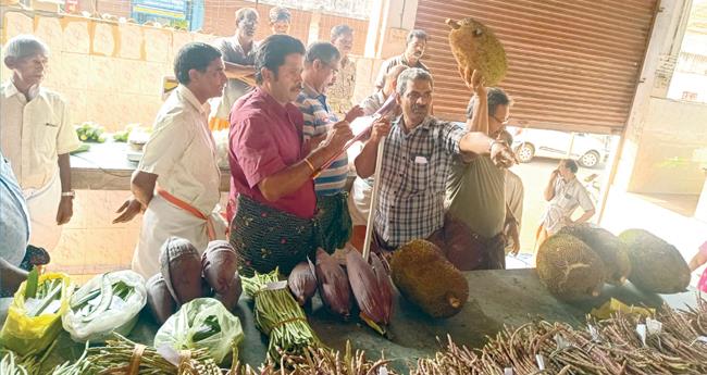സ്വ​ന്തം നാ​ട്ടു​ച​ന്ത‌​യു​മാ​യി ഉ​ഴ​വൂ​ർ