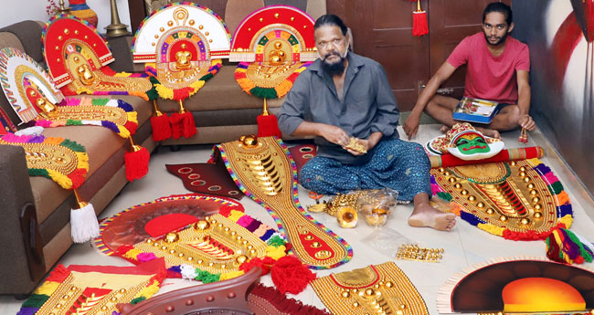നെ​റ്റി​പ്പട്ട​ങ്ങ​ളുടെ സുവർണ  ശോഭയിൽ "ഹ​രി​മു​ര​ളീ​യം