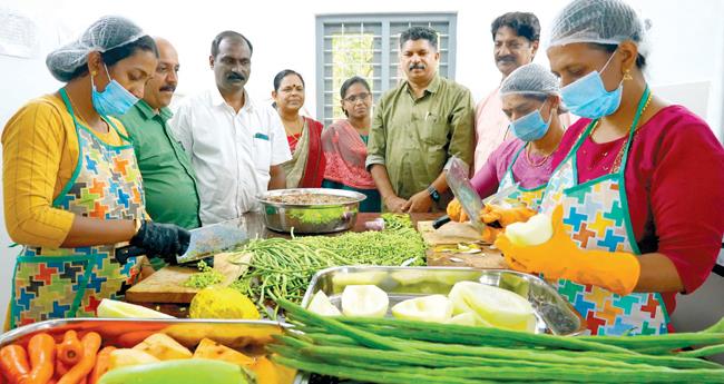 പാമ്പാ​ടി​യി​ൽ പോ​കാം; അ​രി​ഞ്ഞെ​ടു​ത്ത ക​റി​ക്കൂ​ട്ട് വാ​ങ്ങാം