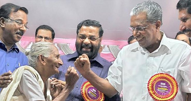 വ​യോ​ധി​ക​ർ​ക്ക് കൈ​ത്താ​ങ്ങ്; ക്ഷേ​മ പെ​ൻ​ഷ​ൻ 100 രൂ​പ വീ​തം വ​ർ​ധി​പ്പി​ച്ചു