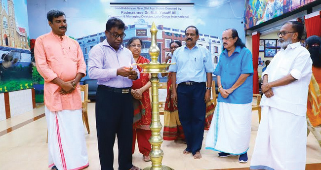 'കാലപ്രളയത്തിലെ' കാക്ക കോയി കൊറോണ കോഴികള്‍ (ഒരു യാത്രാനുഭവം: കാരൂർ സോമൻ)
