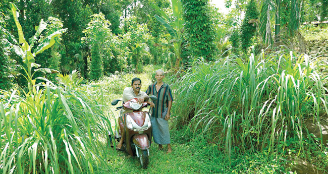 ഇ​രു​കാ​ലു​ക​ളും ത​ള​ർ​ന്നെ​ങ്കി​ലേ​ന്താ... മ​നു​വി​നു കൂ​ട്ടാ​യി സ്കൂ​ട്ട​റും ഏ​ബ​ലു​മു​ണ്ട്