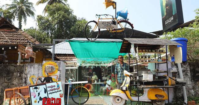 മു​ന്തി​രി​വ​ള്ളി​ത്ത​ണ​ലി​ലൊരു "യക്ഷി