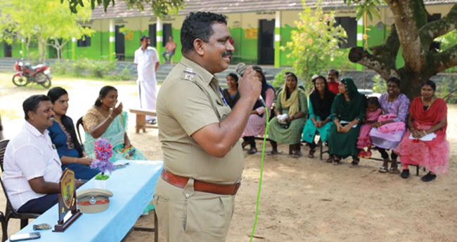 എ​സ്‌​ഐ ഉ​ത്ത​ര​ക്കു​ട്ട​ന്‍ വൈ​റ​ലാ​ണ്, ക​വി​ത​ക​ളും