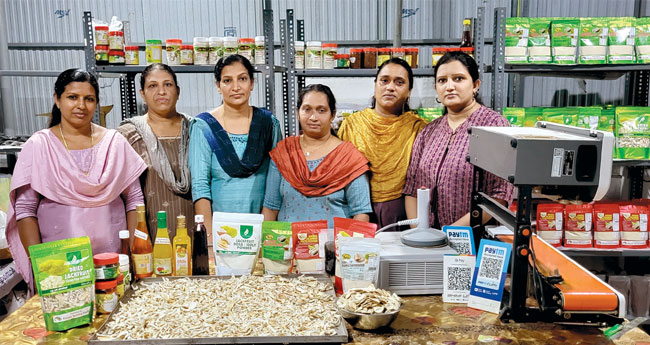 വേ​ളൂ​ക്ക​ര​യി​ലെ വ​നി​താ ര​ത്ന​ങ്ങ​ൾ