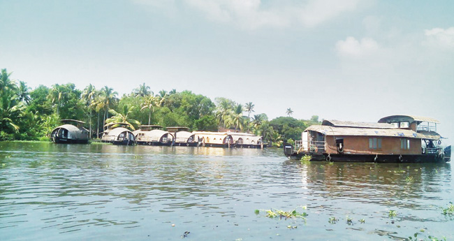 കണ്ടുപഠിക്കണം ആ ചിൽക്കാ കായലിനെ