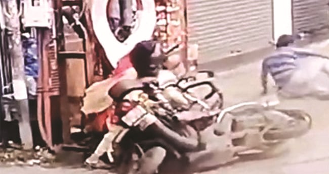 പെ​ൺ​സു​ഹൃ​ത്തി​ന്‍റെ ആ​ൾ​ക്കാ​രെ ഭ​യ​ന്ന് പാ​ഞ്ഞ ബൈ​ക്ക് യാ​ത്രി​ക​ൻ  അ​പ​ക​ട​ത്തി​ൽ​പ്പെ​ട്ടു