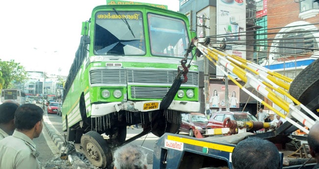 സ്വ​കാ​ര്യ ബ​സ് ഡി​വൈ​ഡ​റി​ലേ​ക്ക് ഇ​ടി​ച്ചു  ക​യ​റി അ​പ​ക​ടം; മൂ​ന്നു പേ​ർ​ക്കു പ​രി​ക്ക്