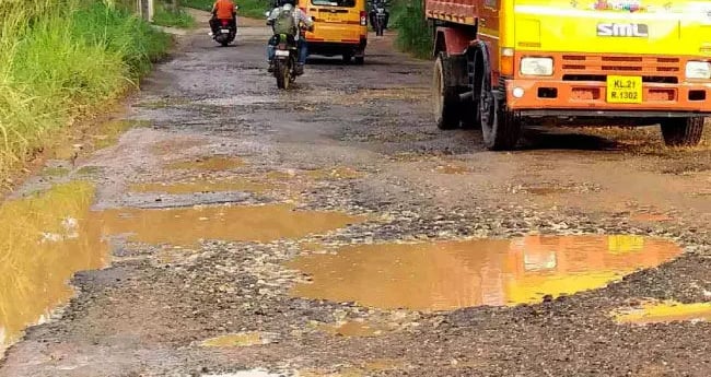 അ​രു​വി​ക്ക​ര വെ​ള്ള​നാ​ട് റോ​ഡ്  ത​ക​ർ​ന്നു; യാ​ത്ര ദു​രി​ത​പൂ​ർ​ണം