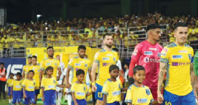 കേ​ര​ളാ ബ്ലാ​സ്റ്റേഴ്‌​സി​ന്‍റെ  കൈ​പി​ടി​ച്ച് ആ​ദി​വാ​സി  ഊ​രി​ലെ കുരുന്നുകൾ