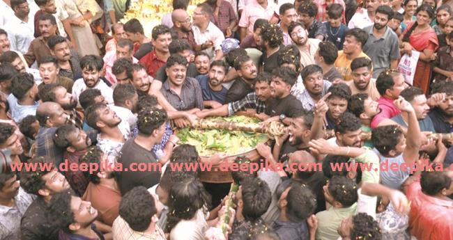ഭ​ക്തി​സാ​ന്ദ്രം; ച​ന്ദ​ന​പ്പ​ള്ളി  ചെ​മ്പെ​ടു​പ്പി​ന് ജ​ന​സാ​ഗ​രം