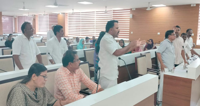 കൗ​ണ്‍​സി​ല​റു​ടെ രാ​ജി​യെ​ച്ചൊ​ല്ലി മ​ഞ്ചേ​രി  ന​ഗ​ര​സ​ഭാ യോ​ഗ​ത്തി​ൽ ബ​ഹ​ളം