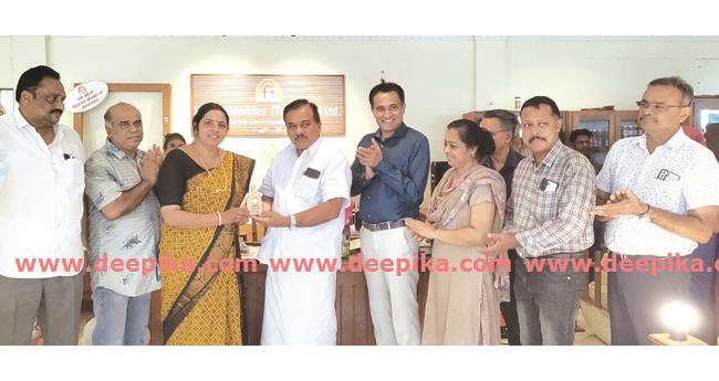 എ​ഫ്ഐ​ടി ബാ​ക്ക് ടു ​സ്കൂ​ൾ ഷോ​റൂം തുറന്നു