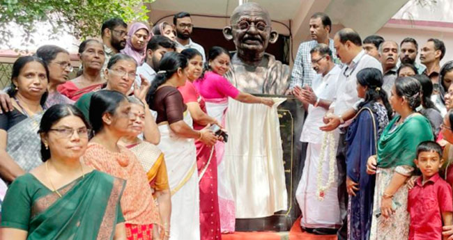 ഗാ​ന്ധി സ്മ​ര​ണ​യി​ൽ  നാ​ടെ​ങ്ങും ശു​ചീ​ക​ര​ണം നടത്തി