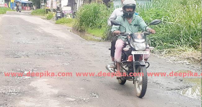 ക​ല്ല​ഞ്ചി​റ റോ​ഡി​ലെ കുഴികൾ ശ്ര​മ​ദാ​ന​ത്തി​ൽ ശ​രി​യാക്കി