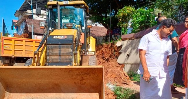 നി​ല​ന്പൂ​ർ ന​ഗ​ര​വി​ക​സ​നം: കെ​ട്ടി​ട​ങ്ങ​ളും മ​തി​ലു​ക​ളും പൊ​ളി​ച്ചു തു​ട​ങ്ങി