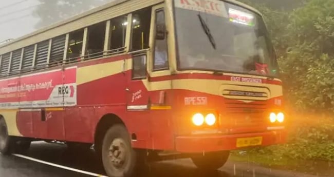കെ​എ​സ്ആ​ർ​ടി​സി ബ​സു​ക​ൾ  ദേ​ശീ​യ​പാ​ത​യി​ൽ;   സ​ർ​വീ​സ് റോ​ഡി​ൽ കാ​ത്തി​രു​ന്ന്  വ​ല​ഞ്ഞ് യാ​ത്ര​ക്കാ​ർ