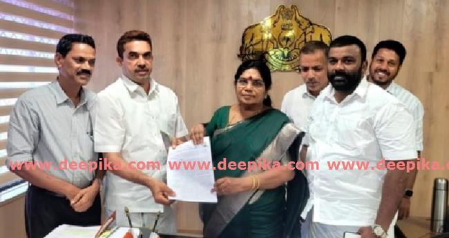 കോ​ഴി​ക​ർ​ഷ​ക​ർ മ​ന്ത്രി​മാ​ർ​ക്ക് നി​വേ​ദ​നം ന​ൽ​കി
