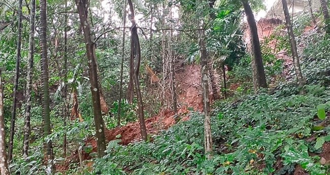 കു​ണ്ടു​പ്പ​ള്ളി​യി​ൽ മ​ണ്ണി​ടി​ച്ചി​ൽ;  വീ​ടു​ക​ളും ക​മ്യൂ​ണി​റ്റി ഹാ​ളും അ​പ​ക​ട​ഭീ​തി​യി​ൽ