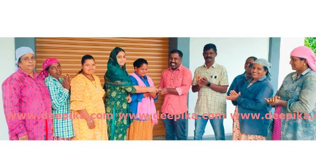 ക​ള​ഞ്ഞു​കി​ട്ടി​യ സ്വ​ർ​ണ​മോ​തി​രം ഉ​ട​മയ്ക്കു ന​ൽ​കി തൊ​ഴി​ലു​റ​പ്പ് തൊ​ഴി​ലാ​ളി​ക​ൾ മാ​തൃ​ക​യാ​യി