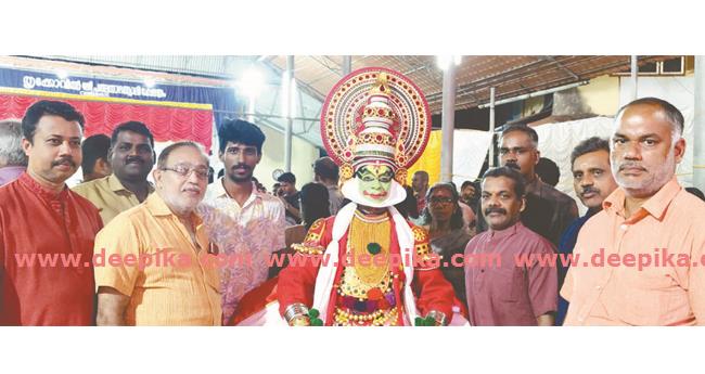 വാ​ർ​ധ​ക്യം മ​റ​ന്ന് പ​ട​യ​ണി​യിലും ക​ഥ​ക​ളി​യി​ലും  മു​ര​ളീ​ധ​ര​ൻ പി​ള്ള​യു​ടെ ന​ട​നഭാ​വം