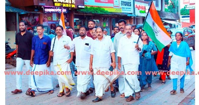 നി​ല​മ്പൂ​രി​ലെ വിജയം; ആ​ഹ്ലാ​ദ ​പ്ര​ക​ട​നം  ന​ട​ത്തി